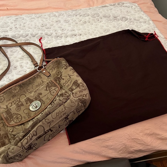 Super cute and big one of my favorite bags ever from coach! - Picture 2 of 6